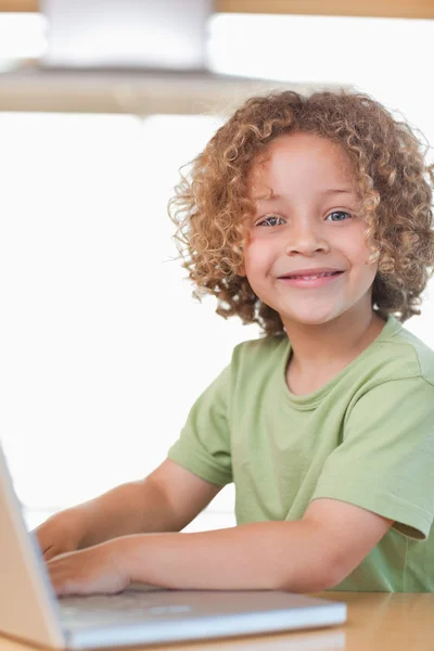 Bir dizüstü bilgisayar kullanarak bir çocuk portresi — Stok fotoğraf