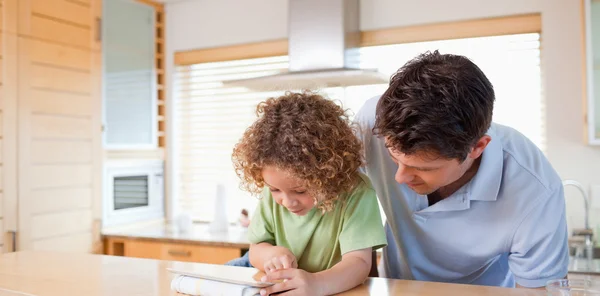 Çocuk ve babası bir tablet bilgisayar kullanma — Stok fotoğraf
