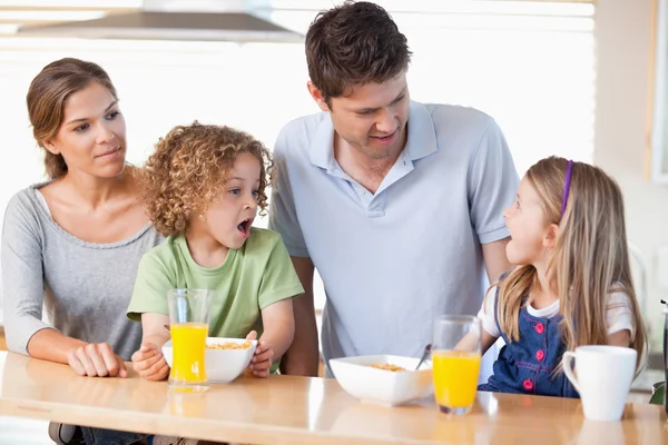Família tomando café da manhã — Fotografia de Stock