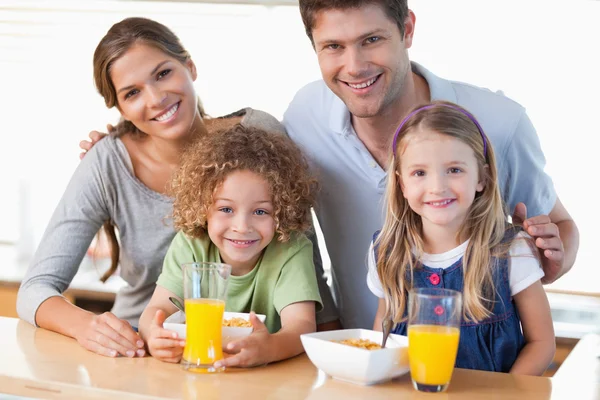Szczęśliwą rodziną śniadanie — Zdjęcie stockowe