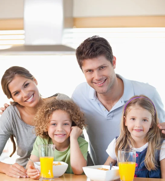 Famiglia sorridente che fa colazione — Foto Stock