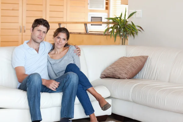 Paret sitter på en soffa — Stockfoto