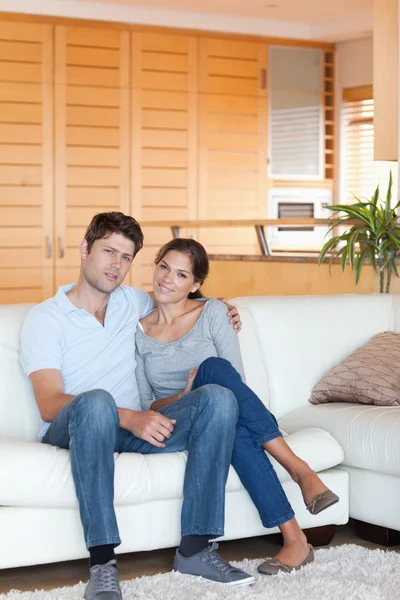 Portrait of a couple sitting on a couch — Stock Photo, Image