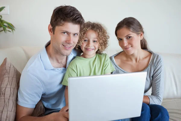 Familjen använder en bärbar dator — Stockfoto