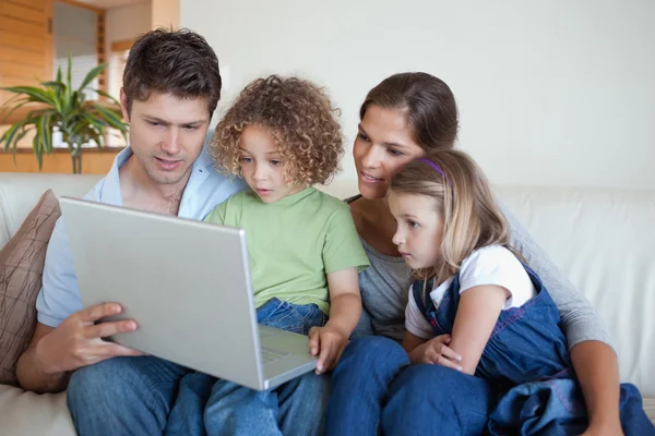 Serene familie met behulp van een laptop — Stockfoto
