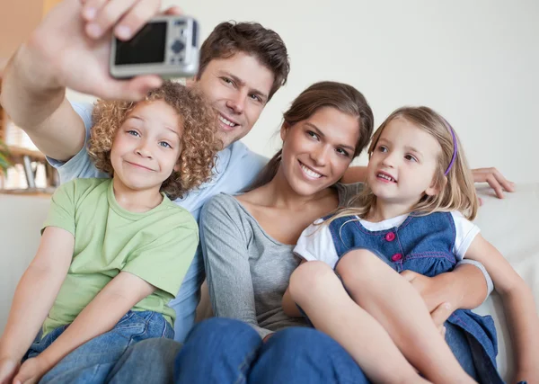 Família tirando uma foto de si mesmos — Fotografia de Stock