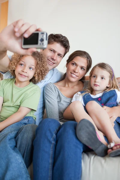 Porträt einer Familie, die ein Foto von sich selbst macht — Stockfoto