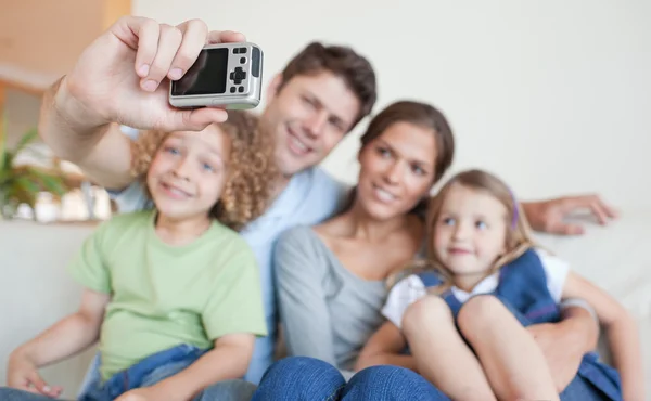 Nemen van een foto van zichzelf en gelukkige familie — Stockfoto