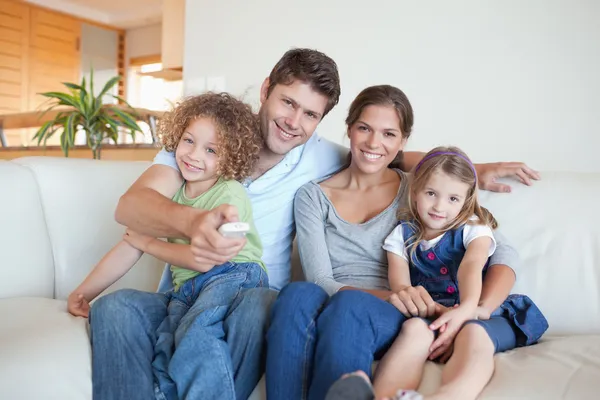 Gelukkig familie kijken tv samen — Stockfoto