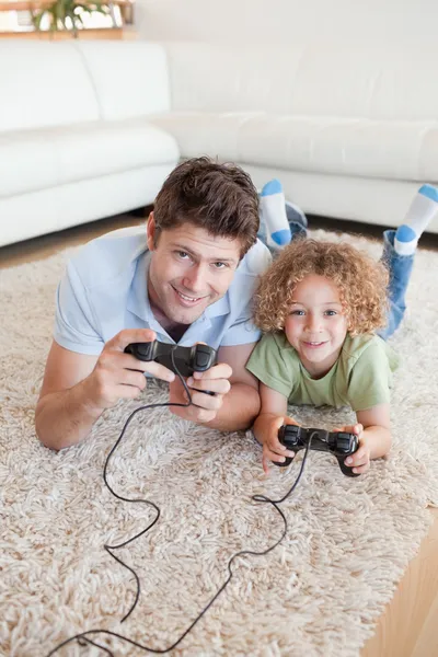Retrato de un niño y su padre jugando videojuegos —  Fotos de Stock