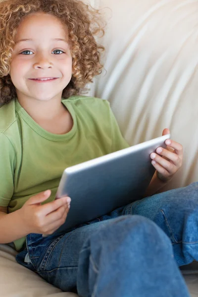 Portréja egy fiú, egy tabletta számítógép segítségével — Stock Fotó