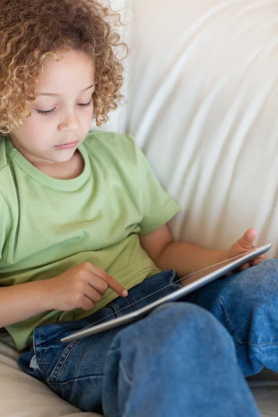 Tablet bilgisayar kullanarak hoş çocuk portresi — Stok fotoğraf
