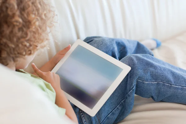 Bakifrån pojke med en tablet PC — Stockfoto