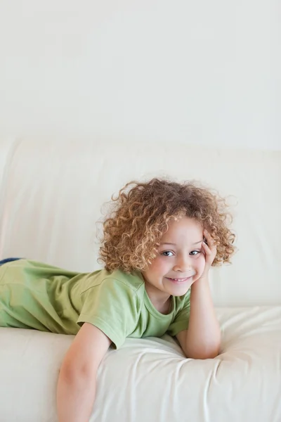 Retrato de un niño acostado en un sofá — Foto de Stock