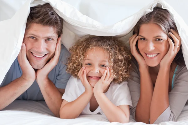 Семья позирует под одеялом — стоковое фото