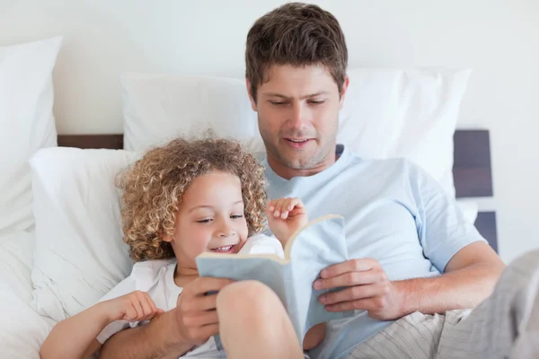 Vader lezen een verhaal voor kind — Stockfoto