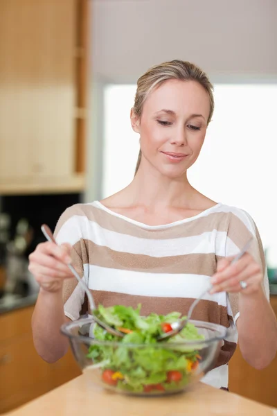 Nő készül salátával — Stock Fotó