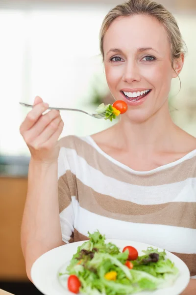 Vrouw eten sommige salade — Stockfoto