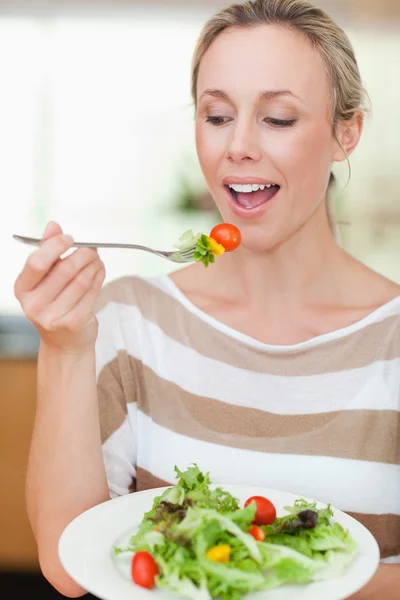 Una donna che sta per mangiare dell'insalata — Foto Stock