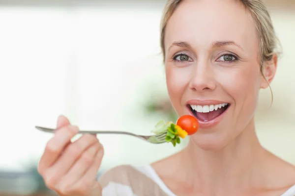 Woman having some salad — Stock Photo, Image