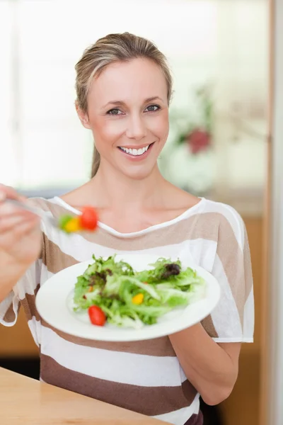 Женщина предлагает салат — стоковое фото