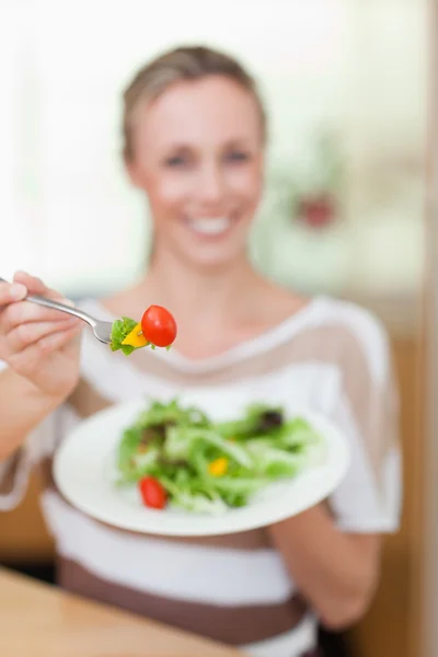Salada sendo oferecida pela mulher — Fotografia de Stock