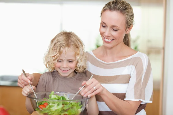 Mother and son preparing salad — Stock Photo, Image