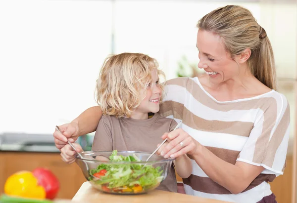Felice madre e figlio preparare insalata — Foto Stock