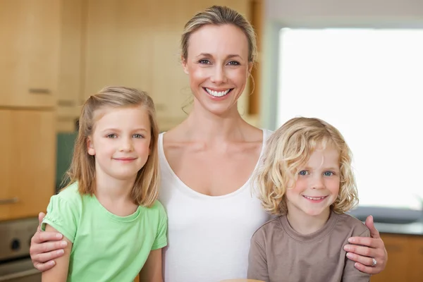 Mutter mit Tochter und Sohn in der Küche — Stockfoto
