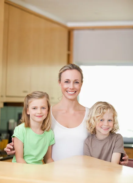 Mère avec fille et fils dans la cuisine ensemble — Photo