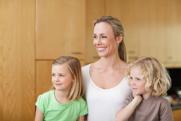 Vista lateral da mãe com filha e filho na cozinha — Fotografia de Stock