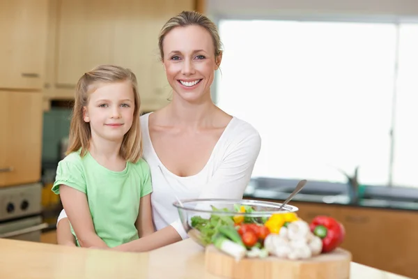 Moeder en dochter in de keuken — Stockfoto