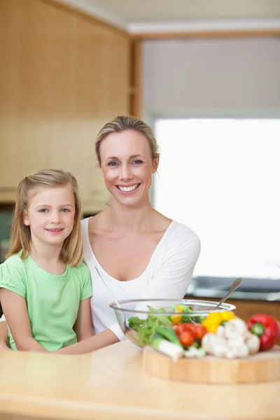 Sorrindo mãe e filha na cozinha — Fotografia de Stock
