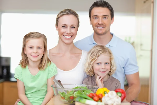 Familie staande in keuken — Stockfoto