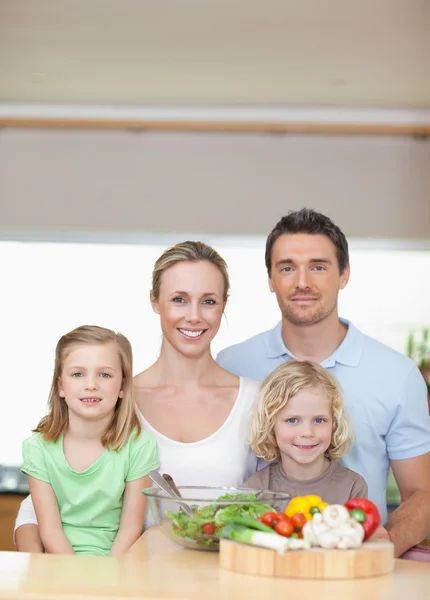 Familjen står bakom köksbänken — Stockfoto