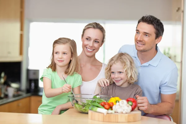 Familie steht neben Salat — Stockfoto