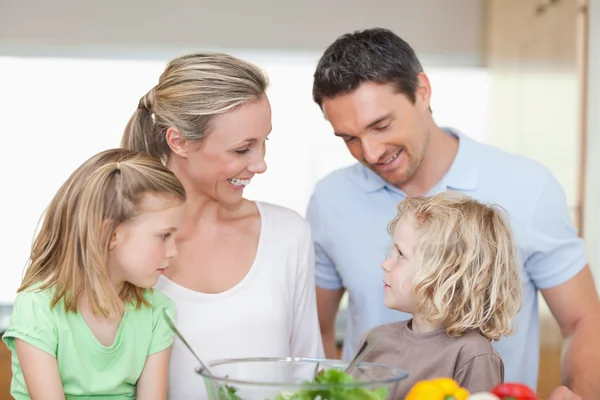 Щаслива сім'я разом на кухні — стокове фото