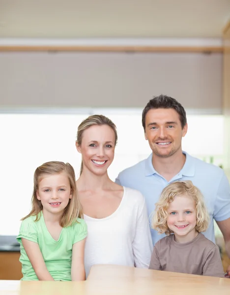 Glad familj stående i köket tillsammans — Stockfoto