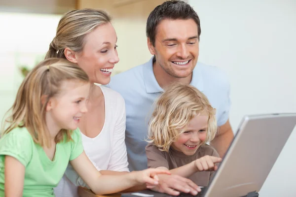 Familie surft im Internet — Stockfoto