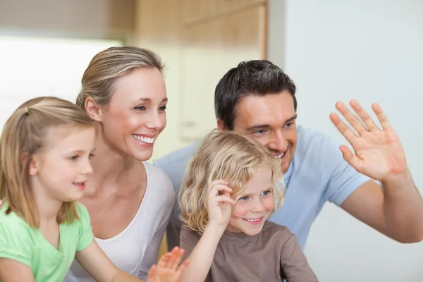 Família acenando as mãos na cozinha — Fotografia de Stock