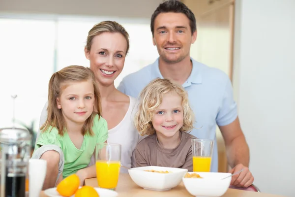 Familie mit gesundem Frühstück — Stockfoto