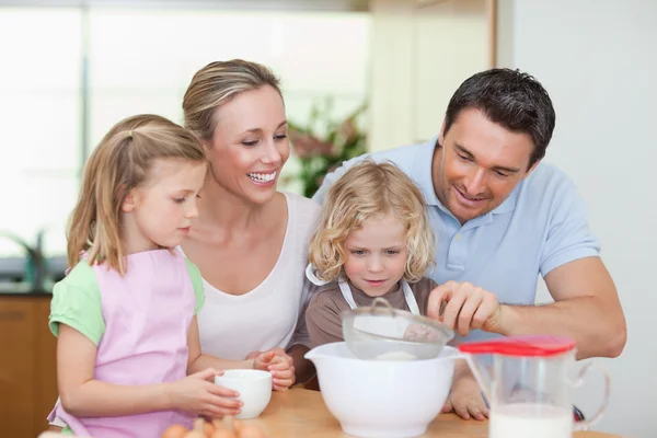 Сім'я приготування тіста — стокове фото