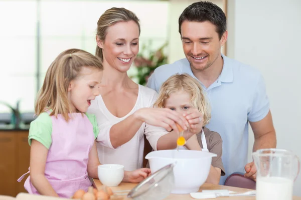 Сім'я прийняття тісто — стокове фото