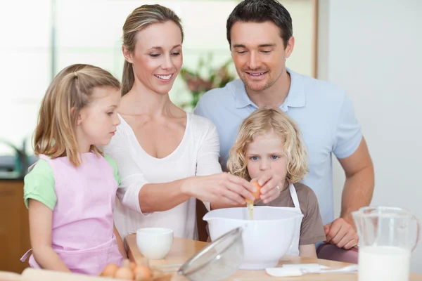 Familjen förbereder degen tillsammans — Stockfoto