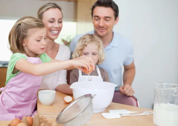 Щаслива сім'я готує тісто разом — стокове фото