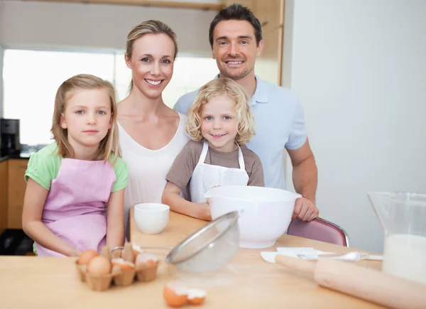 Famille heureuse préparant des biscuits — Photo