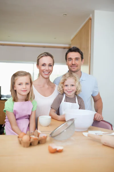 Glücklich lächelnde Familie bereitet Plätzchen zu — Stockfoto