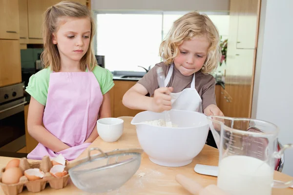 Jeunes frères et sœurs préparant la pâte — Photo