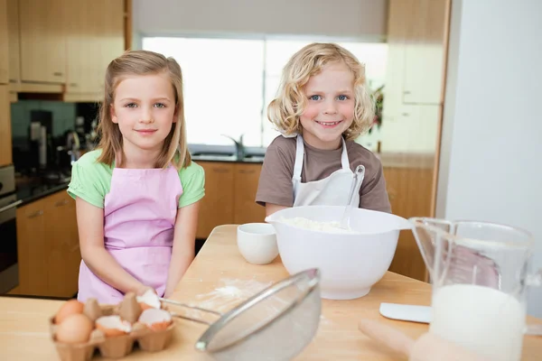 Uśmiechający się rodzeństwo przygotowanie ciasta — Zdjęcie stockowe