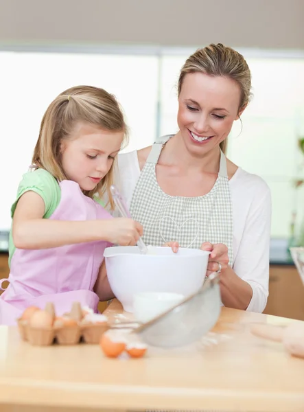 Leende mor och dotter förbereder degen för kakor — Stockfoto